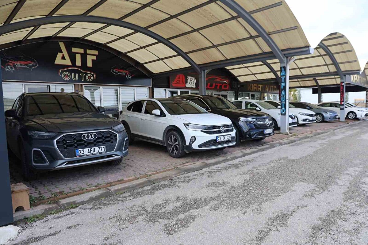 Yıl sonu indirimleri ve kampanyalar etkili oluyor<br>Yıldırım, özellikle kasım ve aralık aylarında markaların sıfır araçlarda sunduğu destek programlarının piyasayı hareketlendirdiğini anlattı. Bu indirimlerin doğal olarak ikinci el otomobillere de fiyat avantajı sağladığını dile getiren Yıldırım, “Sıfır araç kampanyaları zincirleme şekilde ikinci ele yansıyor. Bu nedenle yıl sonu, araç almanın en doğru zamanı” dedi.