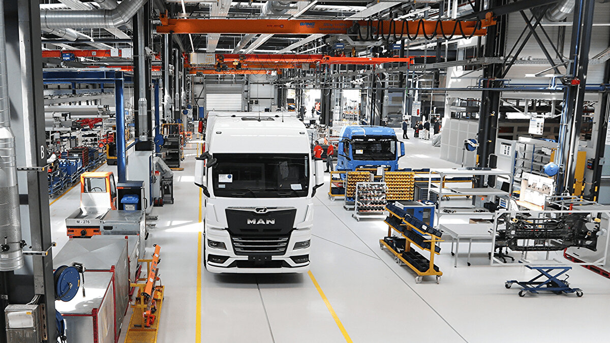Rakip Daimler Truck da Temmuz ayında benzer gerekçelerle Avrupa’da maliyetleri 1 milyar Euro azaltma hedefi kapsamında 2030 yılına kadar 5.000 kişilik istihdam kesintisine gideceğini açıklamıştı.