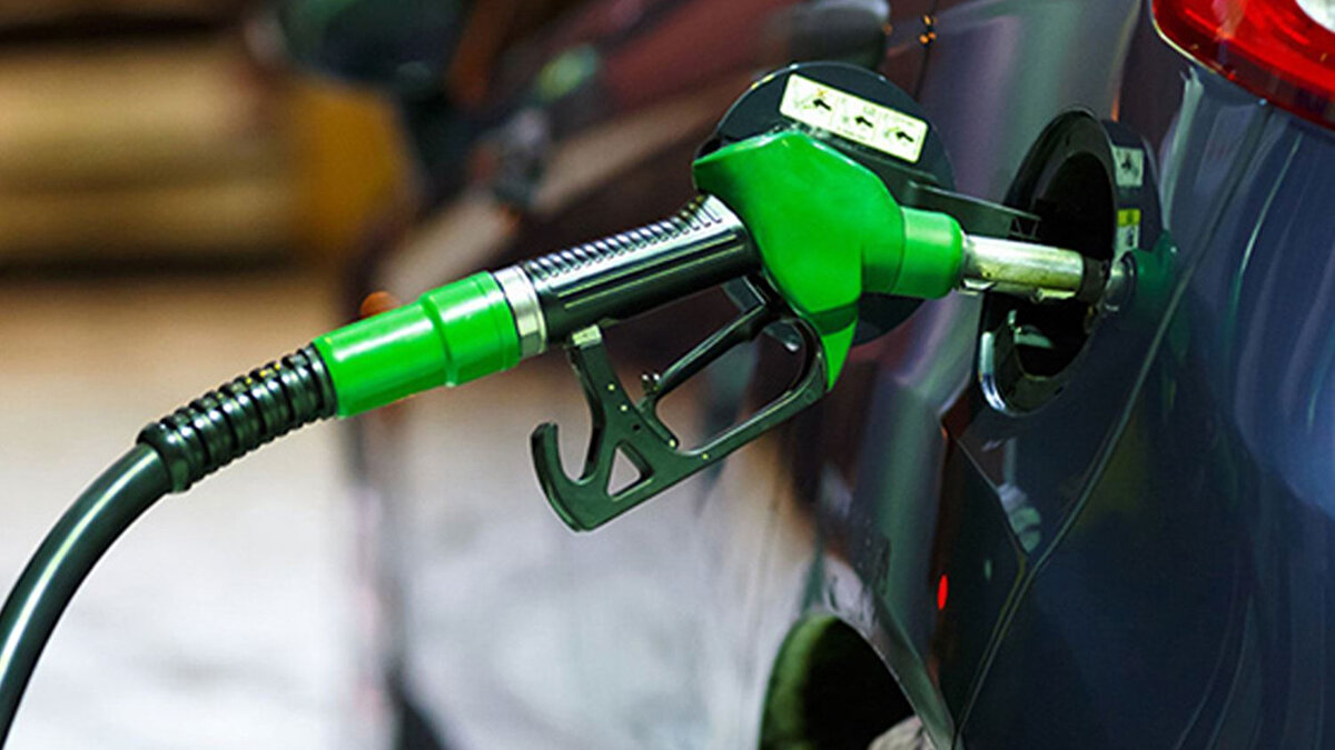 Akaryakıta yeni zam veya indirim gelir mi?<br><br>Petrol fiyatlarındaki küresel dalgalanma, kur hareketleri ve vergisel düzenlemeler nedeniyle akaryakıt fiyatlarının önümüzdeki günlerde de değişiklik göstermesi bekleniyor. EPDK’nın yapacağı yeni düzenlemeler ve Brent petrol seyrine göre, benzin ve motorinde yeni güncellemeler gündeme gelebilir.