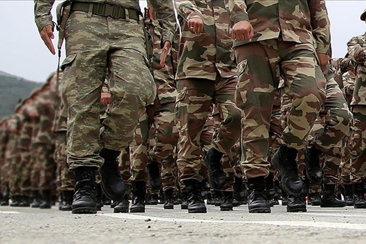 Yeni yıla sayılı günler kala askerlik çağındaki binlerce genç, gözünü 2026 yılı bedelli askerlik ücretine çevirdi. Mevcut ekonomik veriler ve enflasyon rakamları ışığında, bedelli askerlik ücretine gelecek zam oranı netleşmeye başladı. 6 aylık enflasyon farkının ve memur maaş zammının belli olacağı Ocak ayında, bedelli askerlik için ödenecek tutar da Resmi Gazete'de yayımlanarak yürürlüğe girecek. İşte 2026 bedelli askerlik fiyatları, hesaplanan tahmini rakamlar ve başvuru sürecine dair merak edilen tüm detaylar.