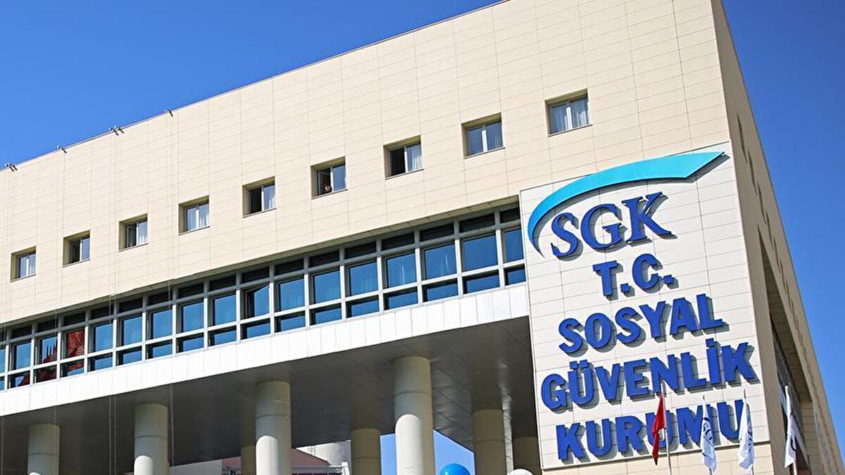 Oran yüzde 12’ye kadar çıkarılabilir<br>Yapılan düzenlemeyle Cumhurbaşkanı, GSS prim oranını mevcut yüzde 6 seviyesinden yüzde 12’ye kadar artırma yetkisine de sahip olacak. Böylece sistemin mali yapısına yönelik ileride ek düzenlemelere kapı aralanmış oldu.