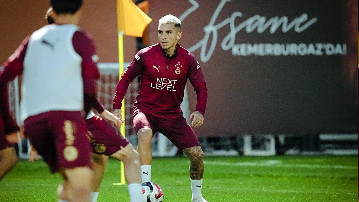 TORREIRA KART SINIRINDA<br><br>Galatasaray, önümüzdeki hafta derbide Fenerbahçe ile karşılaşacak. Zorlu maç öncesinde Torreira sarı kart sınırında. Uruguaylı yıldız, Gençlerbirliği maçında sarı kart görmesi halinde derbide cezalı duruma düşecek. Okan Buruk'un Torreira'yı bu konuda özel olarak uyardığı ifade edildi. 