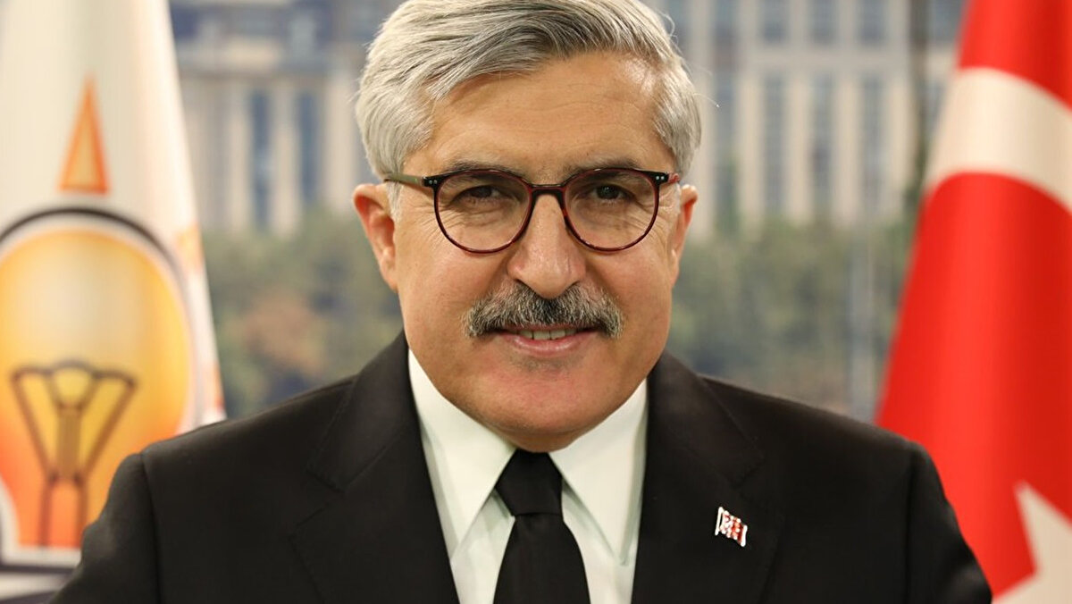 Hüseyin Yayman, Hatay’da ilkokul ve orta öğrenimini tamamladıktan sonra İstanbul Üniversitesi Siyasal Bilgiler Fakültesi Kamu Yönetimi Bölümü’nden mezun oldu.