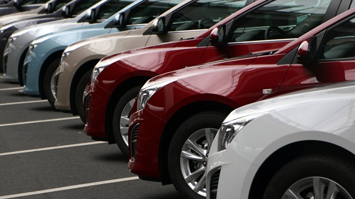 Yeni düzenlemeye göre, mevcut yüzde 10’luk ek vergiye ilave olarak araç başına en az yüzde 25 veya minimum 6 bin dolar ek vergi uygulanacak. Yetkililer, ithalatçıların araç satışlarında sorun yaşamaması için iki aylık geçiş süresi tanımıştı; bu süre yarın sona eriyor.