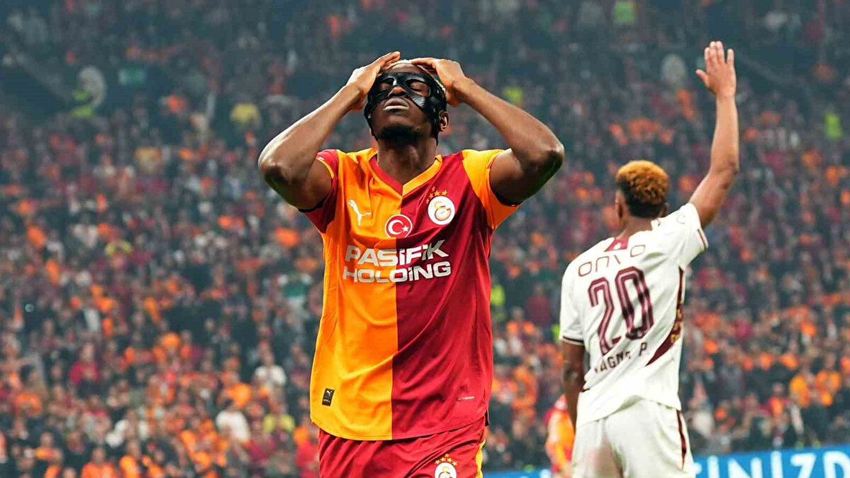 OSIMHEN 2 HAFTA YOK <br><br>Nijerya Milli Takımı'nda sakatlık yaşayan ve yaklaşık 2 hafta sahalardan uzak kalacağı ifade edilen Osimhen'in derbiye yetişmesi zor görünüyor. 