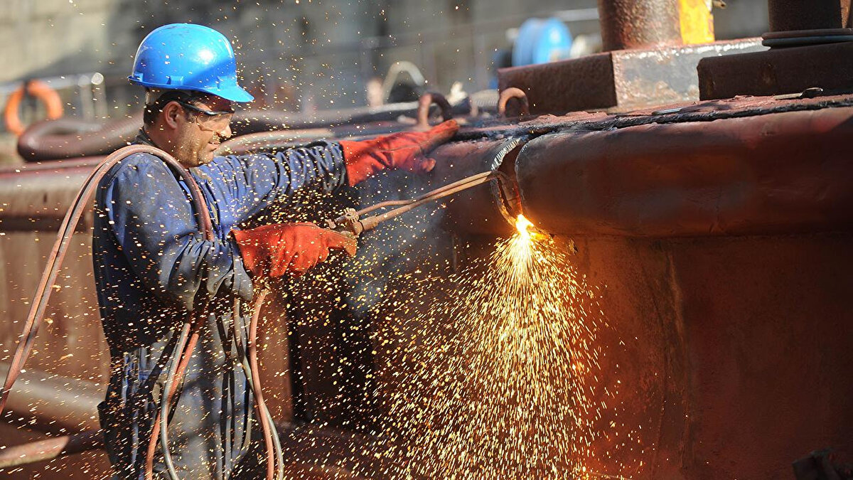 Hangi Bölümlere Alım Yapılacak?<br><br>Toplam 410 kişilik kontenjan şu şekilde dağıtıldı:<br><br>150 Makine Teknisyeni<br><br>25 Endüstriyel Otomasyon Teknisyeni<br><br>150 Kimya Proses Teknisyeni<br><br>30 Elektrik-Elektronik Teknisyeni<br><br>30 Tesisat Teknolojisi ve İklimlendirme Teknisyeni<br><br>25 Kaynakçı