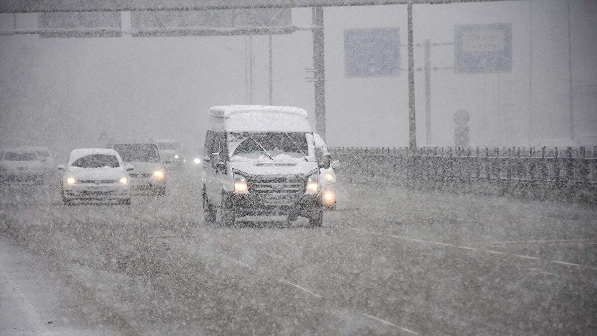 Aracı kışın yıkamamak<br>Birçok sürücünün “zaten kirleniyor” diyerek kış boyunca araç yıkatmaması, fark edilmeyen en zararlı alışkanlıklardan biri. Yollarda kullanılan tuz ve kimyasal çözücüler, hem aracın boyasında hem de alt takım parçalarında korozyonu hızlandırıyor. Kir ve çamur, fitillerin içini doldurarak hem izolasyonu bozuyor hem de nem birikimini artırarak paslanmayı tetikliyor.