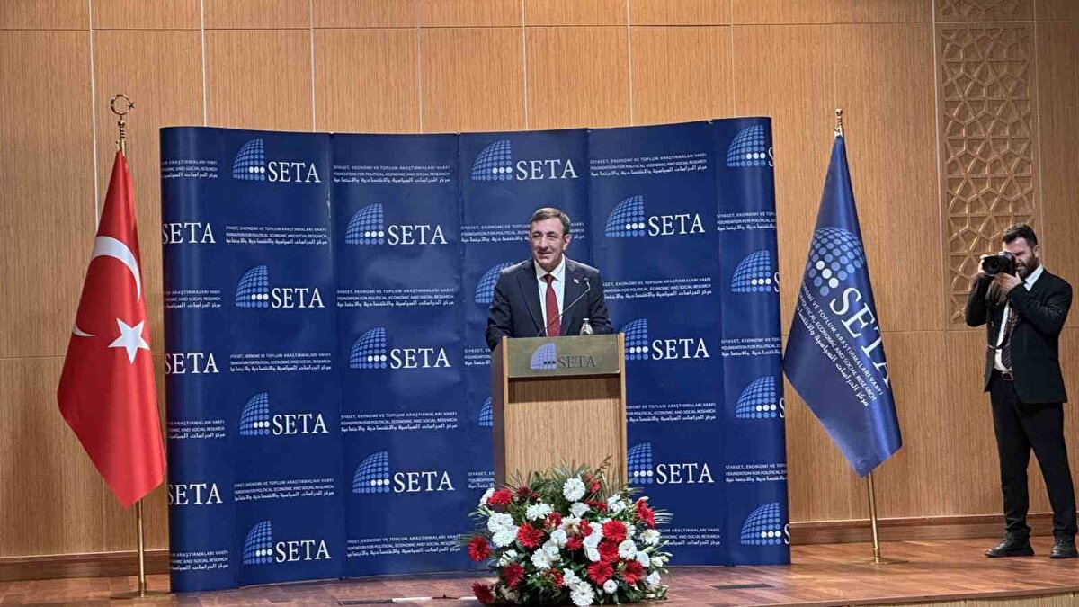 Nüfustaki yaşlanma trendi<br>Türkiye’nin demografik yapısında yaşlanmanın hızlandığını ifade eden Yılmaz, ortanca yaşın 2000 yılında 24,8 iken 2024’te 34,4’e çıktığını söyledi. Yıllar içinde nüfusun giderek yaşlandığını, bölgeler arasında da farklılıklar bulunduğunu aktardı.