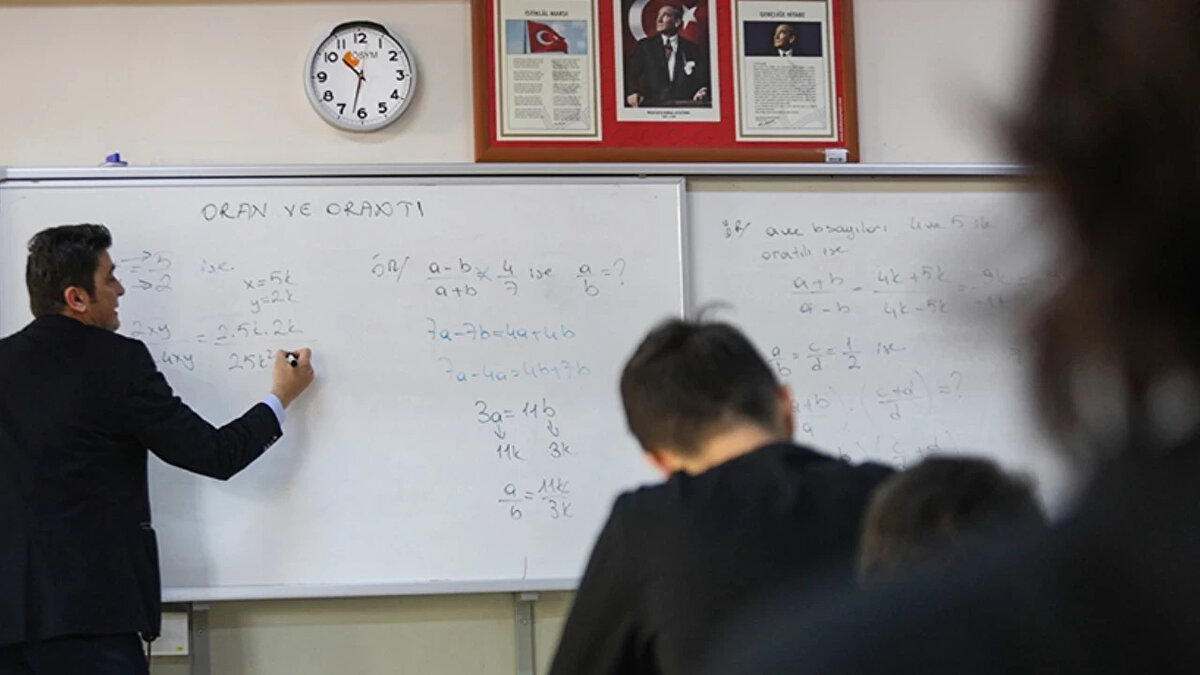 Öğretmen İstihdamında Yeni Dönem Başlıyor<br><br>Bu atama, KPSS ve sözlü sınav sistemiyle yapılacak son sözleşmeli öğretmen ataması olacak. Bundan sonraki süreçte öğretmen alımları, Milli Eğitim Akademisi üzerinden yürütülecek.