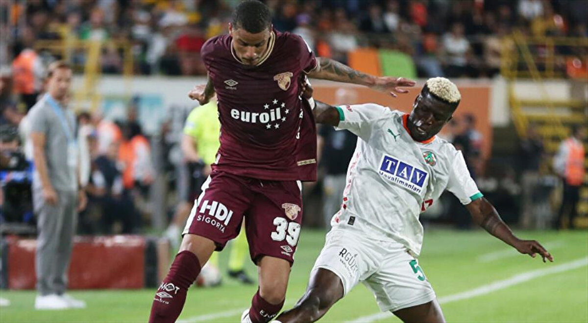 İLK ÇIKARMA ANADOLUYA<br><br>Sabah'ta yer alan habere göre, Fenerbahçe, Alanyaspor forması giyen Maestro ile ilgileniyor.