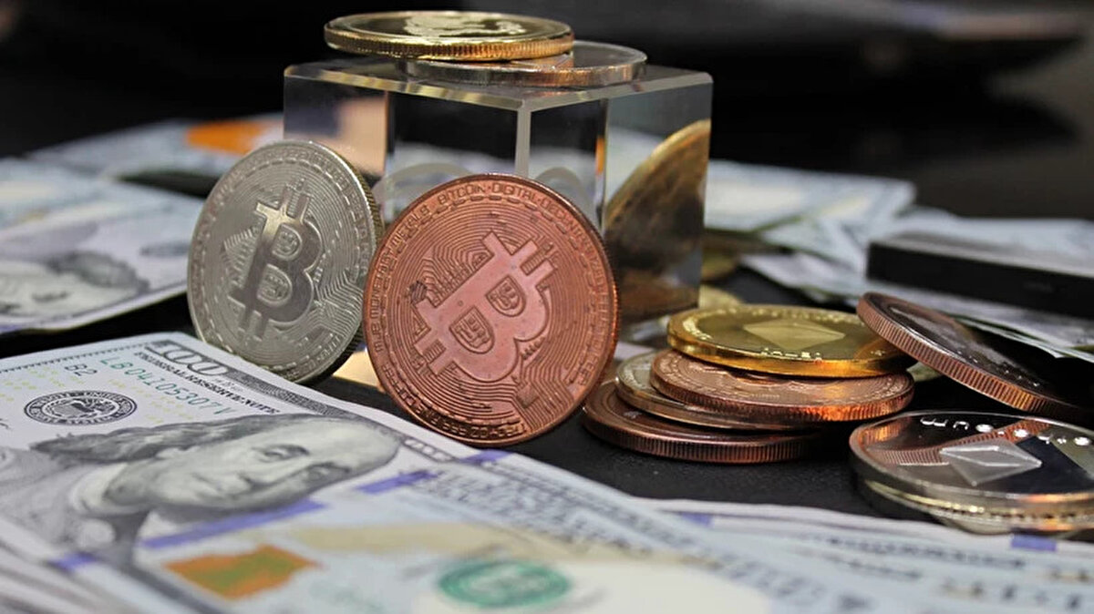 Altın için kademeli alımlar yaptıklarını söyleyen Memiş, gram altında alımların başladığını ancak ons altında istedikleri seviyelerin henüz gelmediğini belirtti. Doların güçlü duruşu nedeniyle yatırımcıların gram altın tarafında daha temkinli ilerlediğini hatırlattı. Ons altının 4 bin doların altına sarkması halinde üç aşamalı pozisyon kapatma sürecine geçeceklerini ifade etti.<br><br>Piyasalarda morallerin bozulduğunu söyleyen Memiş, yıl sonuna kadar sürecek dalgalı hareketlere karşı yatırımcıları uyardı: “Düne kadar herkes coşku içindeydi, bugün panik var. Çünkü o seviyelerden alım yapılmaması gerekiyordu. Düşüşler bitmedi, devam edecek.”