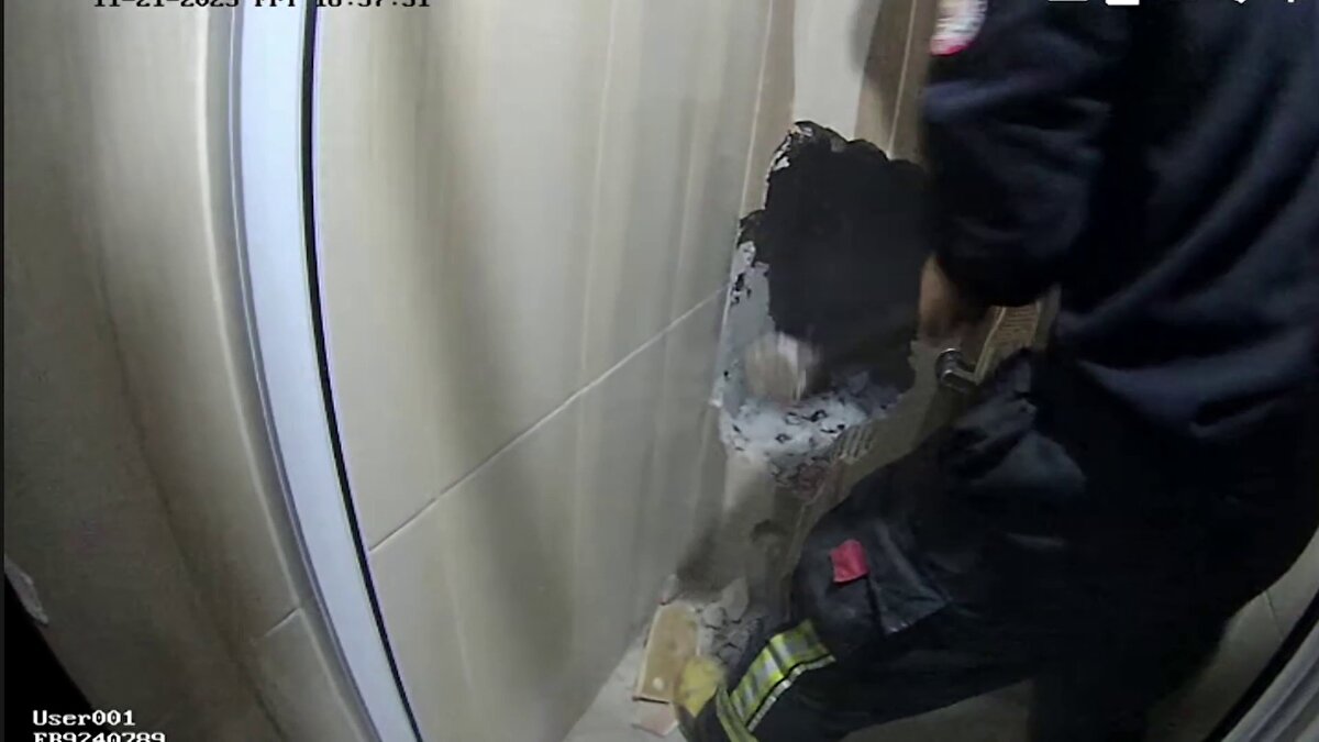 Mersin’in Tarsus ilçesinde internet kablosu çekmek için 5 katlı bir binanın damına çıkan A.P., dengesi kaybolunca bir metre genişliğindeki havalandırma boşluğundan aşağıya düştü ve sıkıştı. Olayı fark eden apartman sakinlerinin ihbarı üzerine sağlık, polis ve itfaiye ekipleri olay yerine sevk edildi.