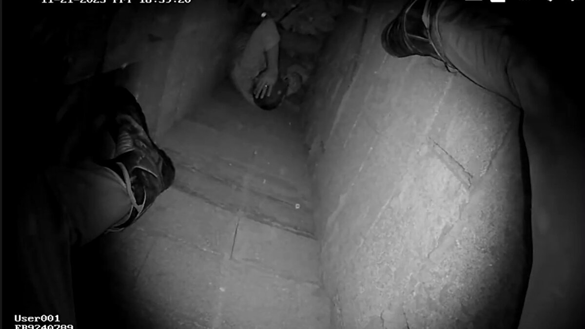 İtfaiye ekipleri, damda yaralıyla irtibat kurduktan sonra havalandırma boşluğunun duvarını kırarak A.P.’ye ulaştı. Ayağında açık kırık tespit edilen işçi, ekiplerin titiz çalışmasıyla bulunduğu alandan çıkarılarak sağlık ekiplerine teslim edildi. Yaralı, ambulansla hastaneye kaldırıldı ve tedavisi sürüyor.