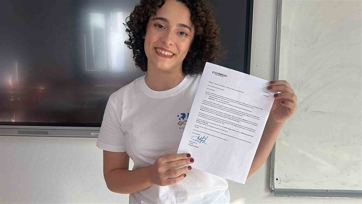 Türkiye Milli Takımı ile 2-9 Ağustos’ta Çin’in Pekin kentinde 54 ülkeden 50 bin öğrencinin katılımıyla gerçekleştirilen olimpiyatta tam puan alan Kara, 2026 Ocak ayında ABD’de yapılacak finallere katılacak. Milli Eğitim Bakanlığı müfredatının çok ötesindeki ileri seviye konulara yoğunlaşan genç bilim insanı, başarısını “büyük emek ve disipline” bağlıyor.