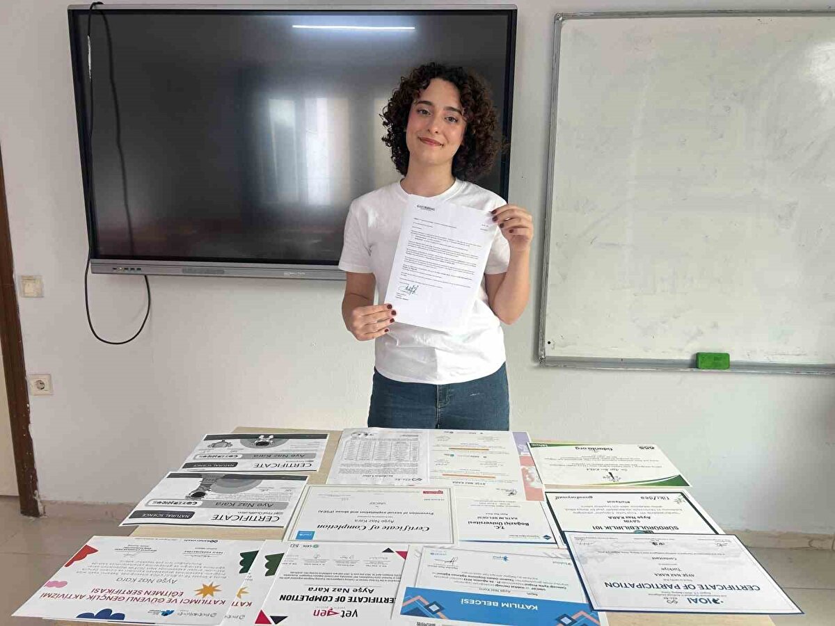 Kara, kendi projelerini ve etkinliklerini bizzat organize ettiğini, sponsorlar bularak imkanlarını kendisinin oluşturduğunu belirterek gençlere şu mesajı verdi:<br>“Dezavantaj diye bir şey yoktur; sadece fırsata dönüşecek açıklar vardır. Yaşadığınız yerde bazı imkânlar yoksa bu, aslında sizin için daha büyük bir fırsat olabilir.”