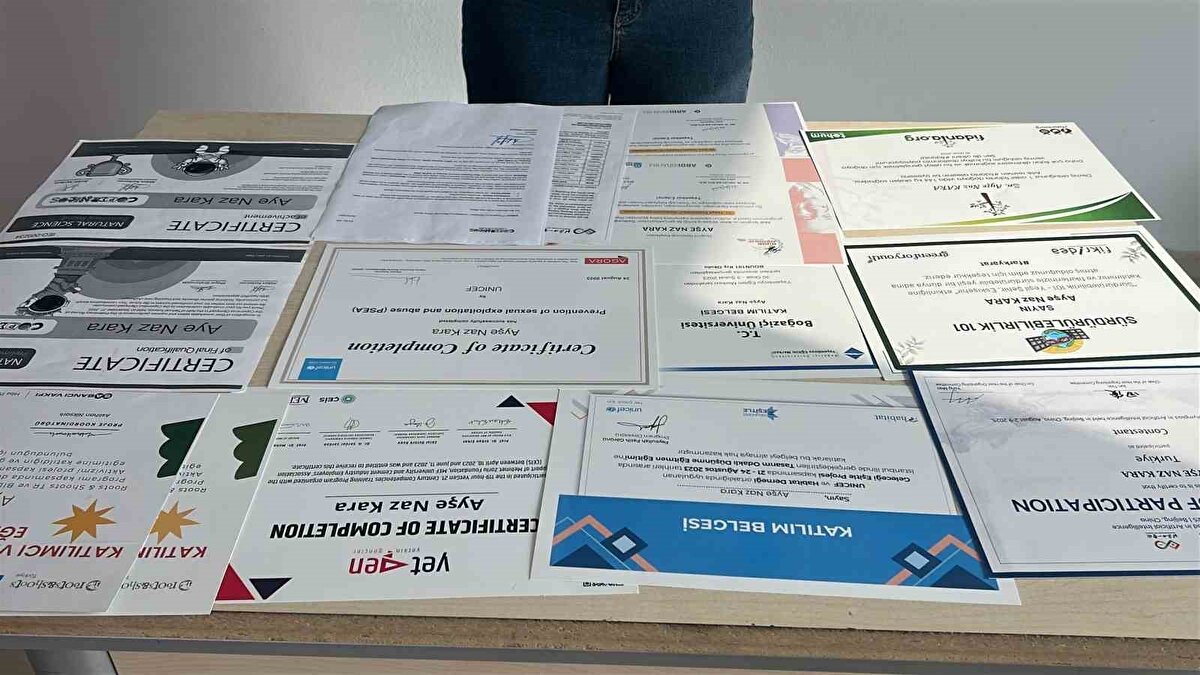 “Dezavantaj yoktur, fırsata dönüşecek açıklar vardır”<br><br>Ayşe Naz Kara, başarı hikâyesini şu sözlerle anlattı:<br>“İkizler paradoksu, genetik gibi üniversite düzeyindeki konuları çalıştım. Birçok kez gece geç saatlere kadar ders çalıştım; hatta bazen yemek yemeyi bile unuttum. Bu emeğin karşılığında tüm soruları doğru yaparak birinci oldum. NASA’daki profesörlerden ders alacak olmak beni inanılmaz heyecanlandırıyor.”