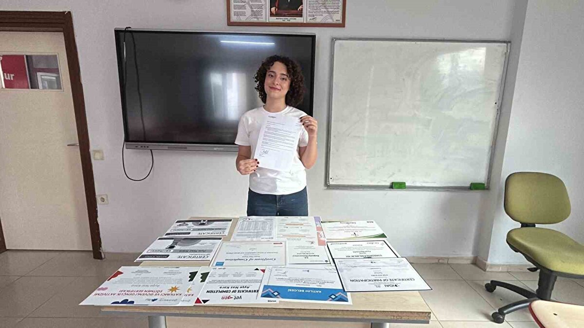 Hatay’ın Dörtyol ilçesinde yaşayan 17 yaşındaki Ayşe Naz Kara, Copernicus Bilim Olimpiyatı’nda tüm soruları doğru yanıtlayarak altın madalya kazandı. Kara, elde ettiği dünya çapındaki başarı sayesinde Rice Üniversitesi ve NASA’da görev yapan profesörlerden özel eğitim almak üzere ABD’ye davet edildi.