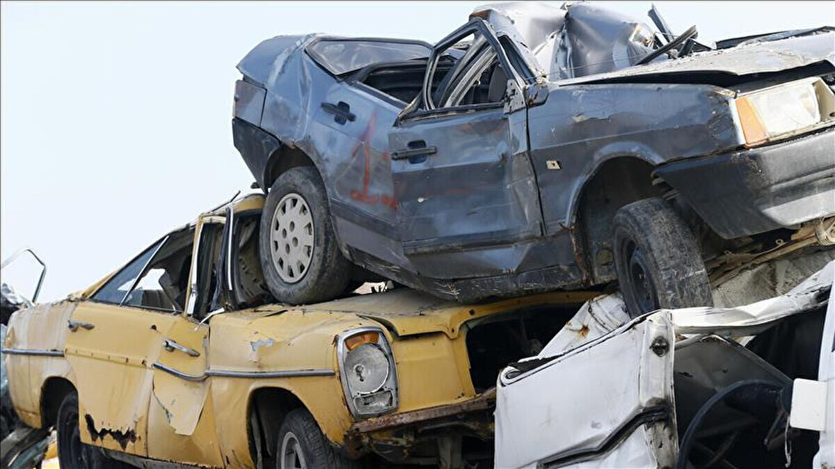 16 yaş ve üzeri aracını yenilemek isteyen milyonlarca vatandaş için “eskiyi getir, yeniyi götür” dönemi yeniden başlıyor. Düzenleme ile hem ekonominin canlandırılması hem de trafikteki araç yaş ortalamasının düşürülmesi hedefleniyor.