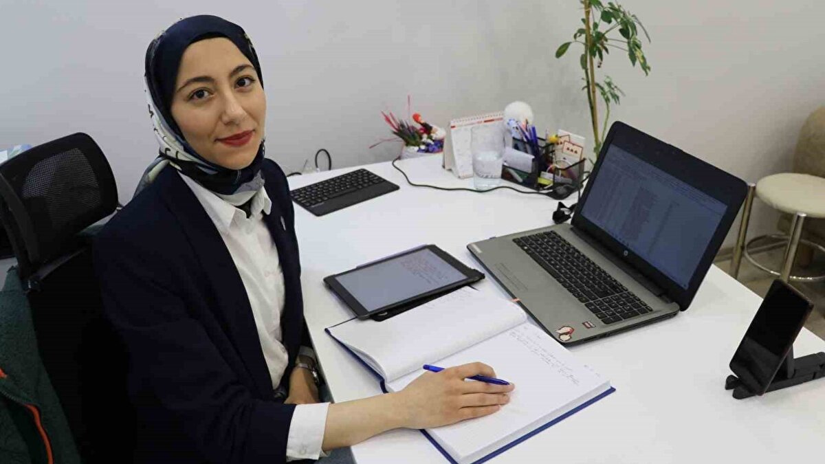 Sosyal medyanın tetikleyici rolü<br><br>Son yıllarda deprem tahminlerine yönelik bilimsel temeli olmayan paylaşımların sosyal medyada hızla yayılması da kaygıyı artıran unsurlar arasında. Işın, özellikle abartılı uyarı içeriklerinin vatandaşlarda “her an deprem olacak” hissini pekiştirdiğini söyledi. Bu nedenle kişilerin bilgi kirliliğinden uzak durması, dikkatini günlük yaşama yönlendirmesi ve gerekirse uzman desteği alması öneriliyor.