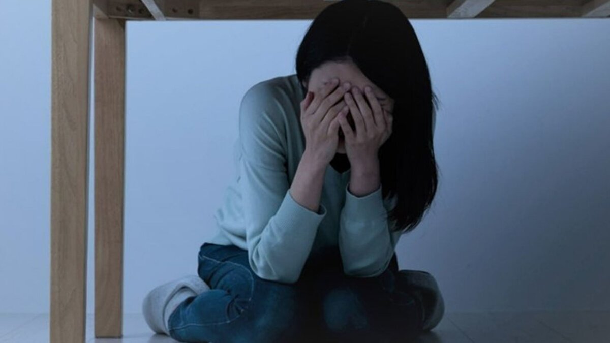 Uzman Psikolog Dilruba Işın, sendromun fiziksel bir rahatsızlık olmadan ortaya çıkabildiğini belirterek, baş dönmesi, dengesizlik ve düşecekmiş gibi hissetme gibi belirtilerin kaygı temelli süreçlerle ilişkili olduğunu söyledi. Işın’a göre sinir sistemi, kişinin güvenlik algısının zedelenmesiyle sürekli tetikte kalabiliyor ve vücut bu durumu “sallanıyorum” şeklinde yansıtabiliyor.