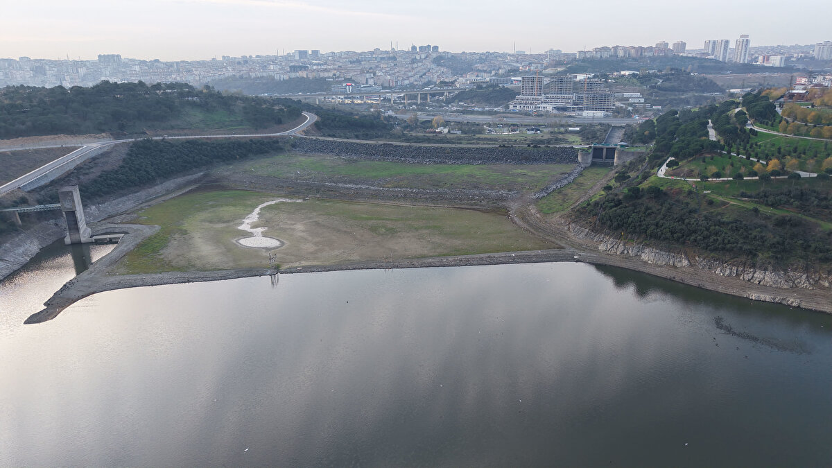 arajlarda hızlı düşüş ve Alibeyköy’de son durum<br>Bahar ve yaz mevsimlerinde yaşanan kuraklık, sonbaharda da yağışların sınırlı kalmasıyla devam etti. Özellikle Alibeyköy Barajı, yüzde 12,5’lik doluluk oranıyla en fazla düşüşün gözlendiği noktalardan biri oldu. Su seviyesinin baraj kapaklarının oldukça gerisine çekilmesi, göl tabanında yeni adacıkların ortaya çıkmasına yol açtı. Kulelerin tamamen açıkta kalması da bölgedeki gerilemeyi net şekilde gösteriyor.
