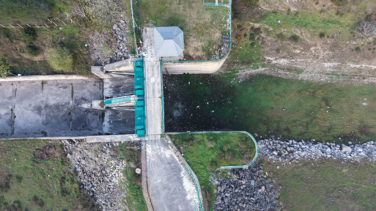 Kentteki diğer barajların son durumu<br>Şehrin en yüksek doluluk oranına sahip barajı Elmalı oldu ve yüzde 50,68 seviyesine ulaştı. Ömerli, Darlık, Terkos, Büyükçekmece ve Sazlıdere gibi stratejik noktalarda ise oranlar düşük seviyelerde seyrediyor. Uzmanlar, önümüzdeki dönemde yağışların artmaması halinde su yönetiminde yeni planlamalara ihtiyaç duyulabileceğine işaret ediyor.