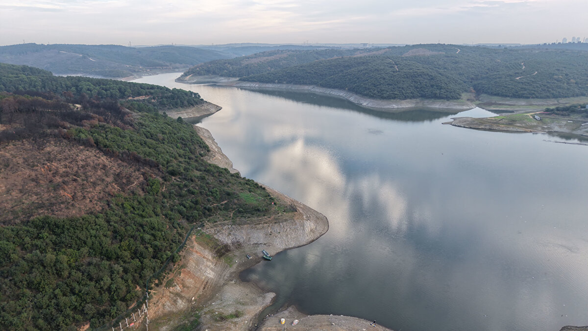 Kazandere ve Papuçdere alarm veriyor<br>İstanbul’un kuzey hattındaki Kazandere ve Papuçdere barajlarında su miktarı kritik seviyelerin de altına indi. Kazandere’de doluluk oranı yüzde 1,97, Papuçdere’de ise yüzde 3,89 olarak ölçüldü. Bu seviyeler, iki barajın fiilen kullanılabilir kapasitesinin oldukça sınırlı hale geldiğini ortaya koyuyor.