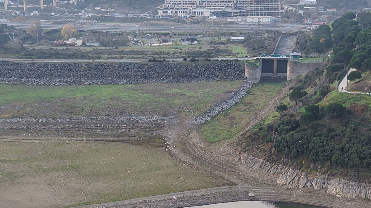 İstanbul’da uzun süredir devam eden yağış azlığı, baraj doluluk oranlarını kritik seviyelere çekti. İSKİ tarafından yapılan son ölçümlerde kentin genel doluluk oranı yüzde 20,29 olarak belirlendi. Bu oran, Kasım ayı baz alındığında son on yılın en düşük seviyesi olarak kayıtlara geçti. Geçen yıl aynı dönemde doluluk oranı yüzde 27’nin üzerindeydi.