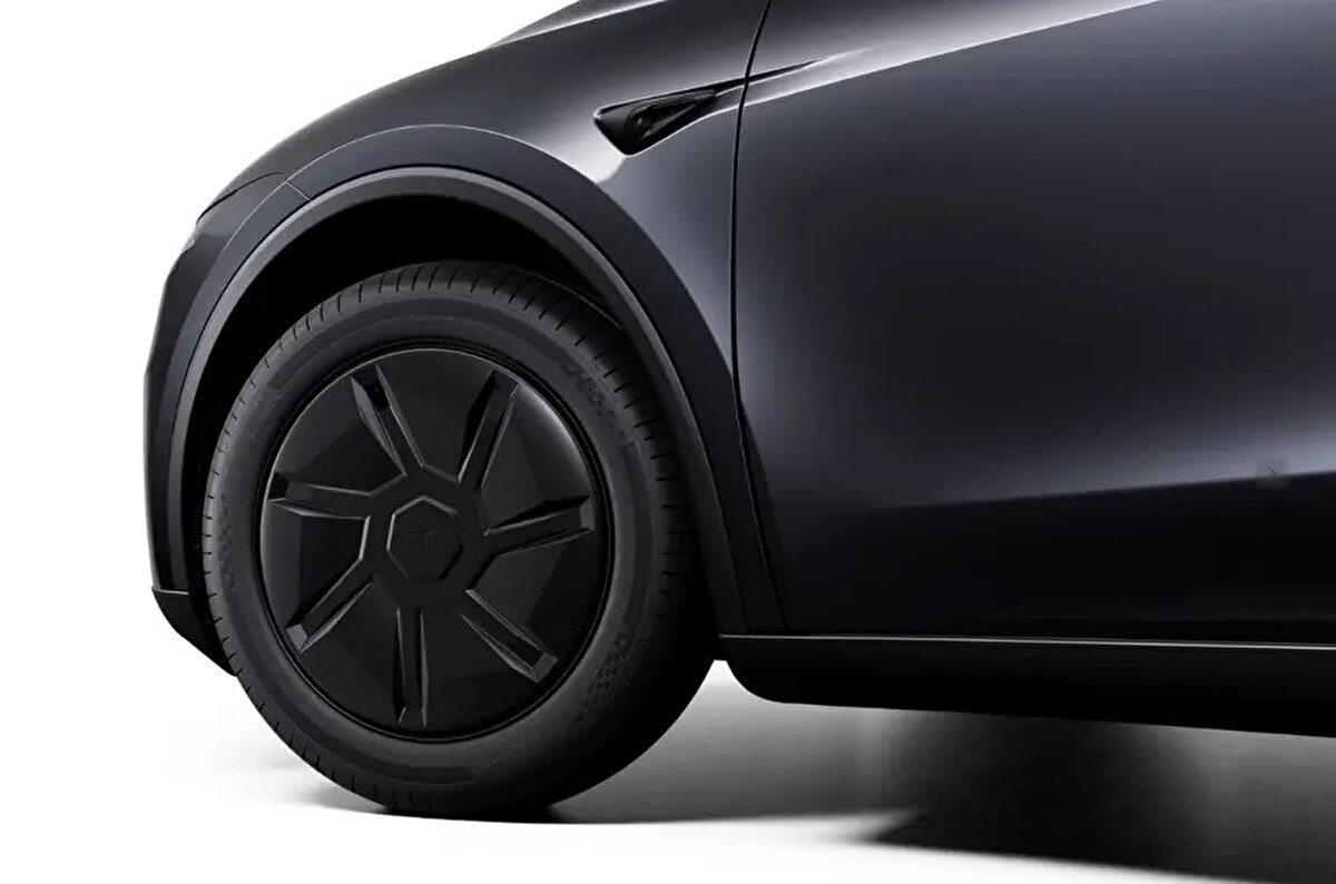 esla Model Y Standard Türkiye Fiyatı Ne Kadar?<br>Merakla beklenen Tesla Model Y Standard versiyonunun Türkiye satış fiyatı resmen açıklandı. Tesla'nın resmi sitesinde duyurulan bilgilere göre, araç bugün saat 18:30 itibarıyla siparişe açılıyor.<br><br>Aracın vergisiz ve vergili fiyat detayları ise şu şekilde:<br><br>Matrahsız (Vergisiz) Fiyat: 1.525.000 TL<br><br>Satış Fiyatı (ÖTV + KDV Dahil): 2.349.300 TL<br><br>Özel Tüketim Vergisi (ÖTV) ve Katma Değer Vergisi (KDV) eklendiğinde, kullanıcılar bu araca yaklaşık 2.3 milyon TL seviyesinde sahip olabilecekler. İlk teslimatların ise Aralık ayı içerisinde gerçekleştirilmesi planlanıyor.