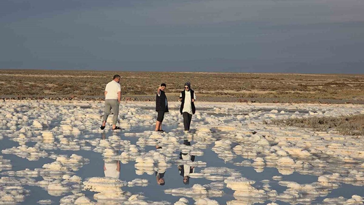 Bölgeye akın ediyorlar<br><br>Gölün yeni manzaraları sosyal medyada hızla yayıldı. Fotoğraf paylaşım platformlarında görülen görüntüler, göle olan ziyaretçi yoğunluğunu artırdı. Profesyonel ve amatör fotoğrafçılar, eşsiz tuz oluşumlarını karelemek için bölgeye akın ediyor.
