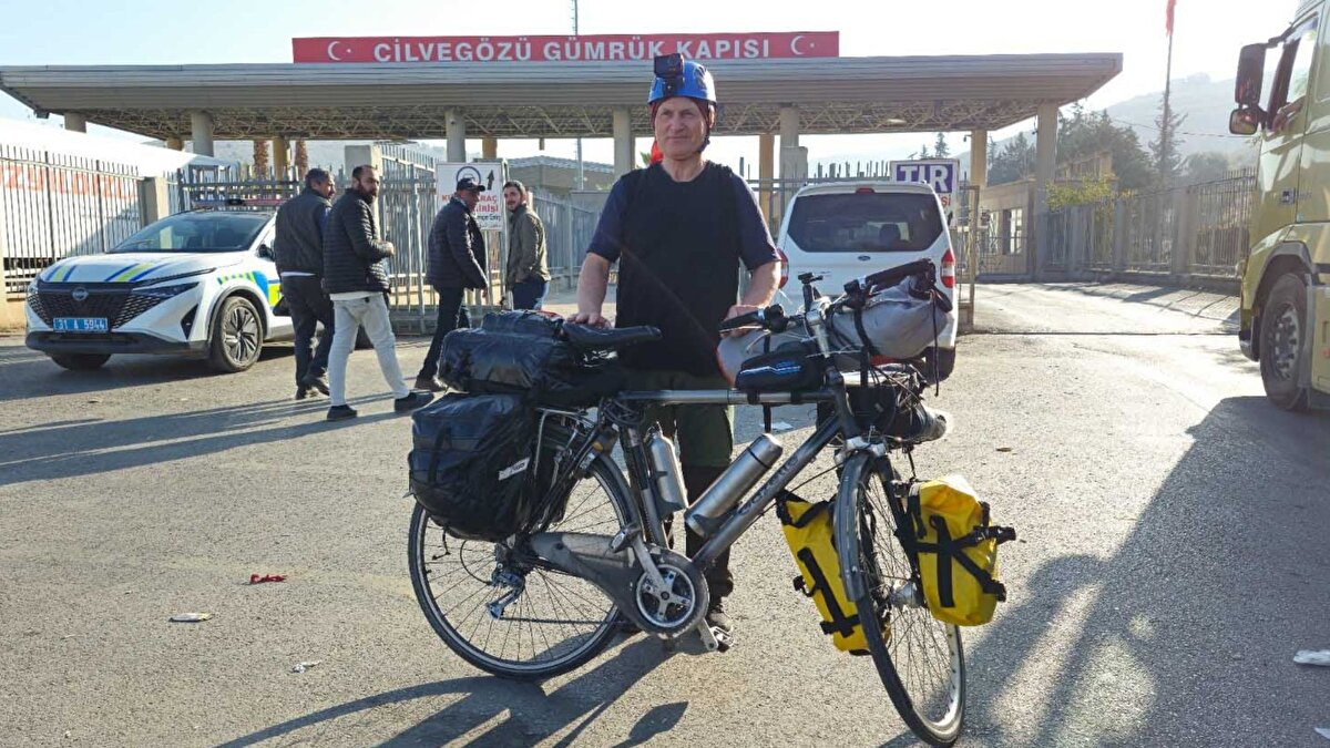 Toplam yolculuk 3 bin 400 kilometre<br><br>Emekli işçi, tüm yolculuğun sonunda 3 bin 400 kilometreyi bisikletiyle kat etmiş olacak. İlk etapta Suriye’nin İdlib kentinde konaklayarak yol planlamasını sürdüreceğini belirten Şener, "Ayrıca umreye bisikletle gidilebileceğini göstermek için yola çıktım. Daha önceden yapmış olduğum planlarım vardı. Bisikletle kutsal topraklara gitmek de bu planımın içindeydi. 13 gün önce Susurluk ilçesinden yola çıktım. Türkiye'nin en güney sınırında bulunan Cilvegözü Gümrük Kapısı'na kadar 1250 km yol katettim. İlk hedefim, İdlib'te kalıp plan yapmak olacak. Çünkü bisikletimle günde 100 kilometre gidiyorum. Suriye'ye geçtikten sonra Ürdün'e sonra da Suudi Arabistan'a, kutsal topraklara ulaşacağım. Toplam 3 bin 400 kilometreyi bisikletle geçmiş olacağım" dedi. 