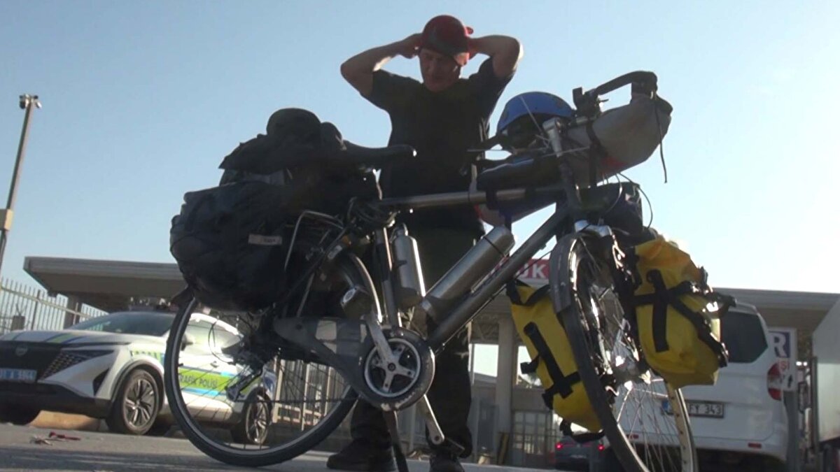 Balıkesir’in Susurluk ilçesinde yaşayan emekli işçi Fahrettin Şener, umre ziyaretini gerçekleştirmek için 13 gün önce bisikletiyle yola çıktı. Bursa, Eskişehir, Afyonkarahisar, Konya ve Adana üzerinden Hatay’ın İskenderun ilçesine ulaşan Şener, bugün Cilvegözü Sınır Kapısı’ndan Suriye’ye geçti.