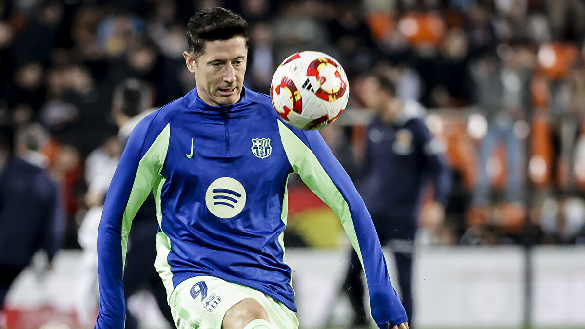 Fenerbahçe yönetimi, Lewandowski’yi ara transfer sezonunda kadrosuna katmayı düşünse de bu planın ihtimali zor görünüyor.<br>Polonyalı golcü sezon sonunda yeni bir sözleşme imzalamaya daha sıcak bakıyor. <br><br>