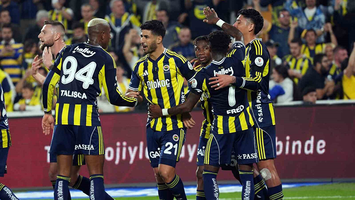 Süper Lig’de Galatasaray ile arasındaki puan farkını 1’e indiren ve bu hafta hata yapmak istemeyen Fenerbahçe yarın Çaykur Rizespor’a konuk olacak. 
