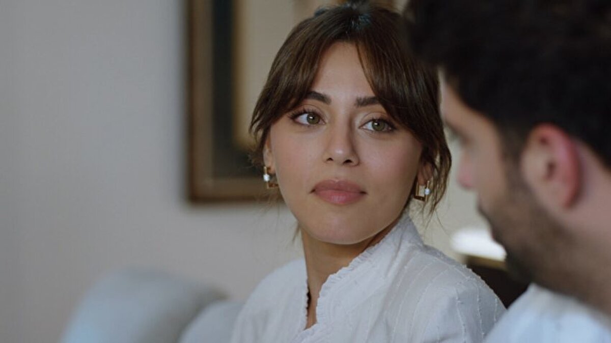 Kızılcık Şerbeti dizisinde canlandırdığı “Doğa” karakteriyle geniş bir hayran kitlesine ulaşan Sıla Türkoğlu, projeden kendi isteğiyle ayrılmasının ardından uzun süre gündemde kalmıştı. Ayrılık sonrası rol arkadaşları Doğukan Güngör ve Feyza Civelek’i sosyal medyada takipten çıkması, perde arkasında farklı gelişmeler olduğuna dair yorumlara yol açmıştı.