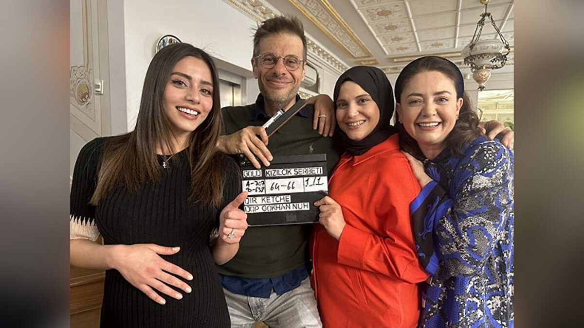 Uyarlamanın yönetmen koltuğunda oturan Ketche, daha önce Kızılcık Şerbeti dizisinde Sıla Türkoğlu ile birlikte çalışmış, ortaya oldukça başarılı bir iş çıkmıştı. Yeniden aynı uyumu yakalamak isteyen ekip, Türkoğlu’nu projeye dahil etmek üzere titiz bir görüşme süreci başlattı.