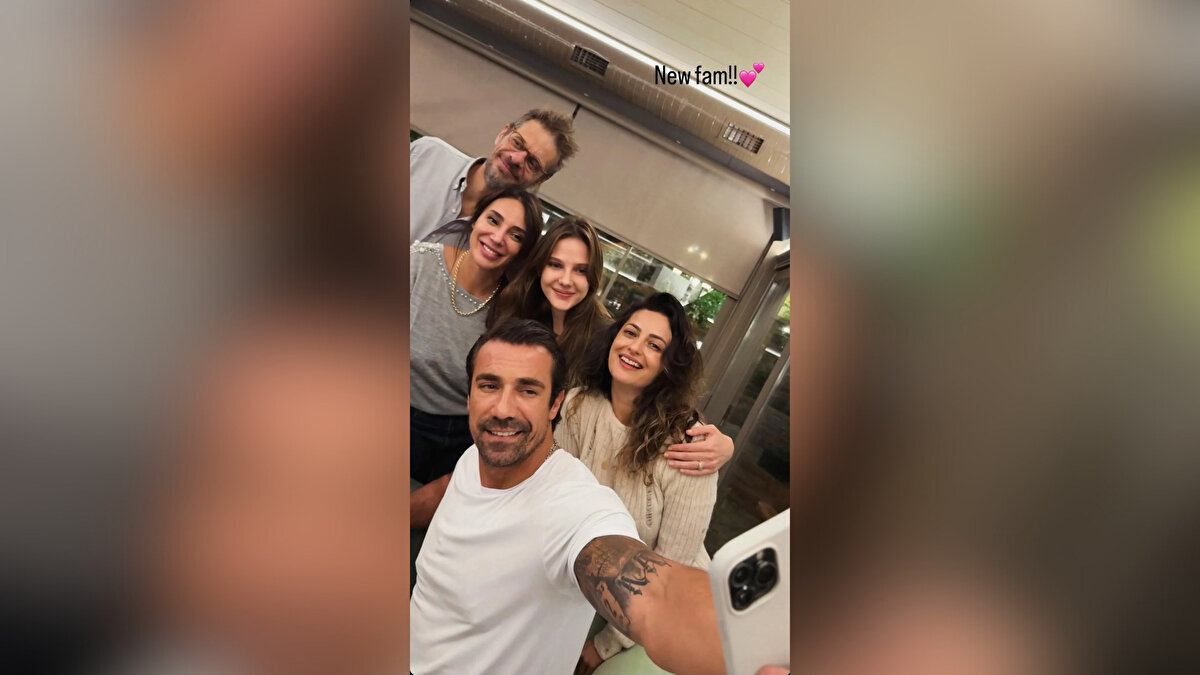 Gazeteci Birsen Altuntaş’ın aktardığı bilgilere göre, bu merak sonunda yanıt buldu. NOW TV’de yayınlanacak olan yerli DOC uyarlamasında kritik bir oyuncu değişikliği yaşandı. Dizide “Mevsim” karakterini canlandırması beklenen Alina Boz, proje başlamadan kadrodan ayrıldı.