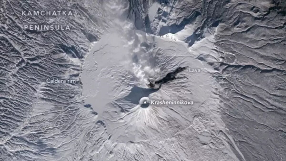 Uzmanlar, yanardağın etkinleşmesinin 29 Temmuz’da Kamçatka’yı sarsan 8.8 büyüklüğündeki depremle bağlantılı olabileceğini belirtiyor. Kraşeninnikov’un son patlamasının 1550 civarında gerçekleştiği kayıtlarda yer alıyor