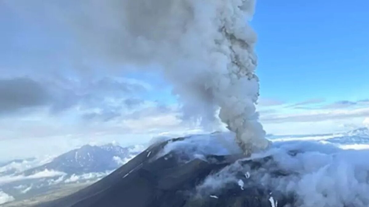 Volkanın aktifleşmesiyle birlikte çevredeki yerleşim ve hava trafiği için güvenlik önlemleri artırıldı. Bilim insanları, uydu verilerini kullanarak kül bulutunun hareketini izlemeye devam ediyor ve olası ikincil etkiler için uyarılarda bulunuyor.