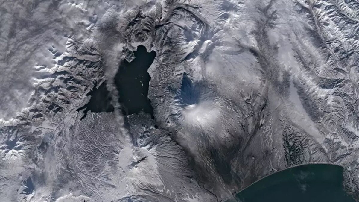 NASA’nın Landsat 9 uydusuna ait OLI-2 Operasyonel Arazi Görüntüleyici aracı tarafından 14 Kasım’da çekilen görüntülerde, yanardağdan yükselen yoğun kül bulutu net şekilde gözlendi. Bulut, kuzeybatı yönüne doğru sürüklenirken, hava trafiği yetkilileri durumu “turuncu kod” olarak değerlendirdi.