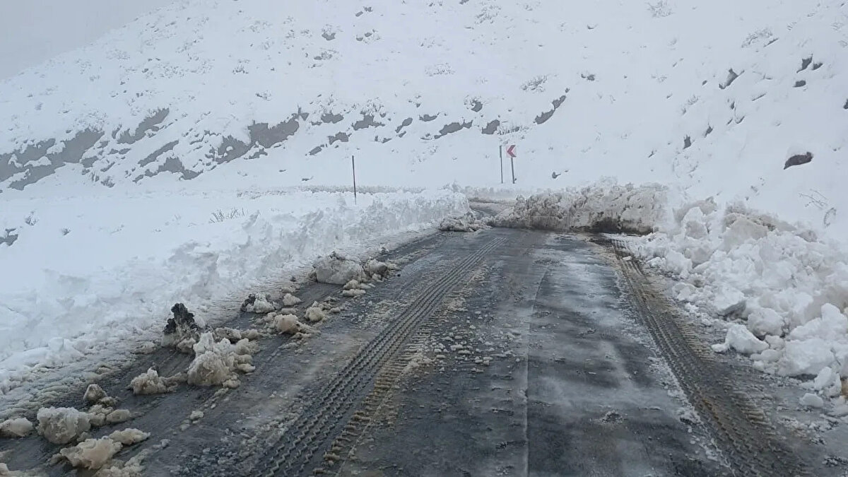Meteoroloji uzmanlarına göre hafta sonu yurt genelinde güneşli hava hakimiyetini koruyacak. Ancak 24 Kasım Pazartesi günü sıcaklıklarda ani bir düşüş yaşanacak; hava değerlerinin 15–16 dereceye kadar gerilemesi bekleniyor.