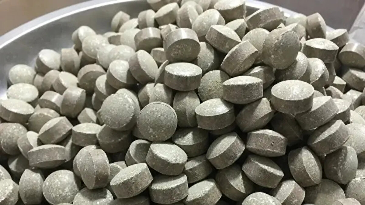 Habertürk'ün haberine göre, Alüminyum fosfitin tarımsal depolarda haşere mücadelesi için kullanılan bir pestisit olduğunu belirten Prof. Dr. Çuhadaroğlu, asıl tehlikenin bu madde su veya nemle temas ettiğinde ortaya çıktığını vurguladı. Kimyasalın saniyeler içinde fosfin (PH3) adı verilen renksiz, kokusuz ve son derece toksik bir gaza dönüştüğünü belirten uzman, yalnızca birkaç dakika içinde ağır zehirlenme belirtileri görülebileceğini söyledi.