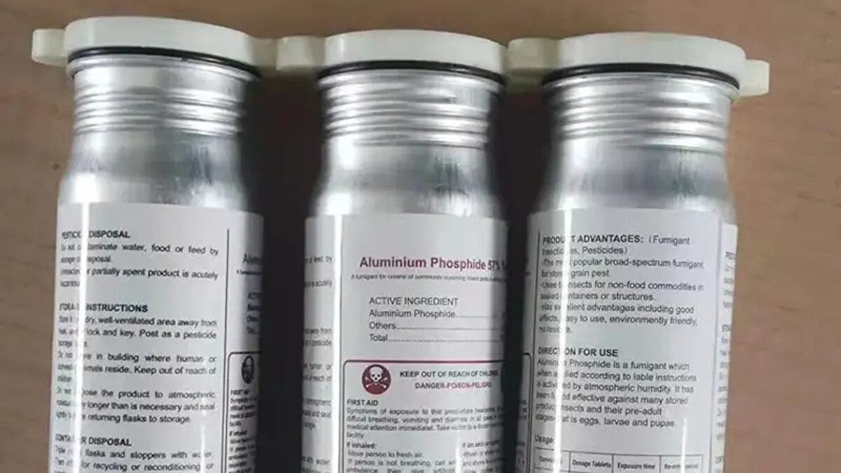 Bununla birlikte, fosfinin sadece mağdurları değil, tıbbi ekipleri de riske attığına dikkat çekildi. Zehirli gaz hastanın kıyafetlerinde, solunumunda ya da vücut salgılarında bulunabildiğinden acil servis çalışanlarının da ikincil maruziyete uğrayabileceği belirtildi. Bu nedenle negatif basınçlı alanlarda bakım verilmesi, tam yüz maskeli koruyucu ekipman kullanımı ve hızlı dekontaminasyonun şart olduğu vurgulandı.