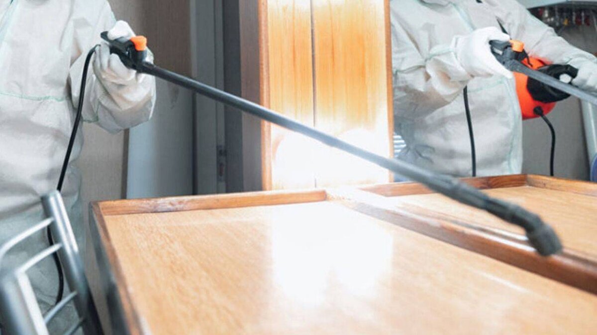 Fosfin solunmasının solunum güçlüğü, göğüs sıkışması, baş dönmesi ve kusma ile başladığını aktaran Çuhadaroğlu, ilerleyen dakikalarda akciğer ödemi, kalpte ölümcül ritim bozuklukları ve hızla kötüleşen dolaşım bozukluklarının ortaya çıktığını ifade etti. Tanının ancak olay yerine ait bilgilerin doğru şekilde sağlık ekiplerine iletilmesiyle konabildiğini ve bu nedenle özellikle acil müdahale sürecinin kritik olduğunu belirtti.<br><br>Prof. Dr. Çuhadaroğlu’nun en dikkat çekici açıklaması ise şu oldu: “Fosfin zehirlenmesinin bilinen bir antidotu yok.”<br>Bu durumda tek hayati yolun erken müdahale, yoğun bakım izlemi ve hızlı tıbbi destek olduğunun altını çizdi.