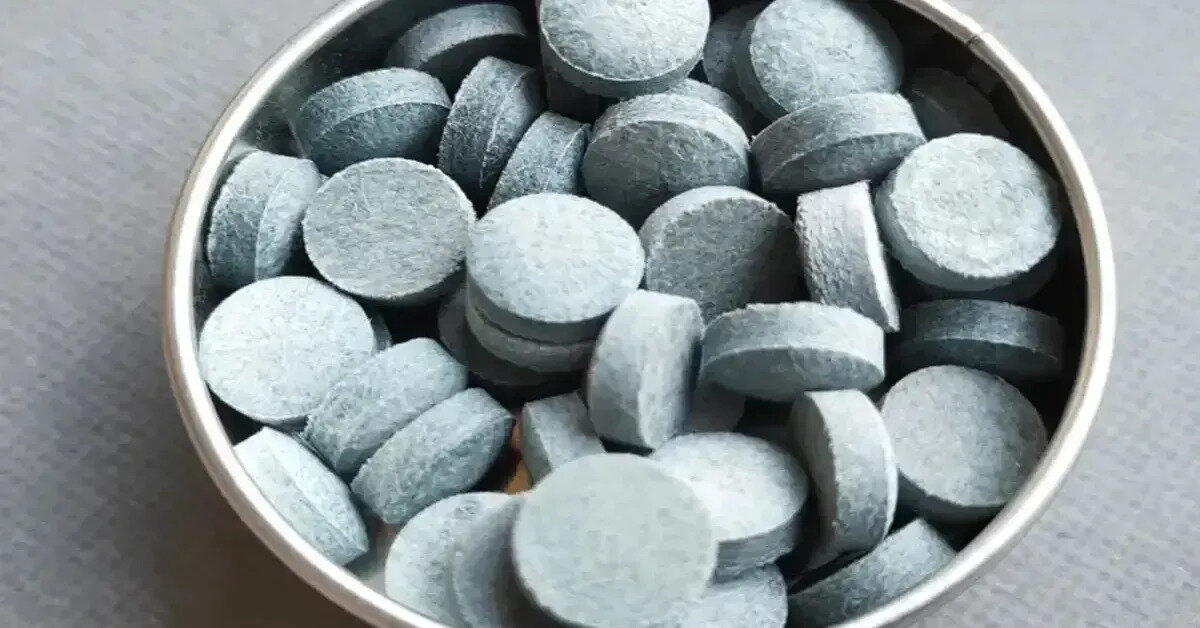 Türk Toraks Derneği Çevre Sorunları Çalışma Grubu üyesi Doç. Dr. Haluk Çalışır ise Türkiye’de alüminyum fosfitin sadece lisanslı profesyoneller tarafından kullanılabileceğini hatırlatsa da, kaçak kullanımın yaygınlaştığını ve bunun evlerde, iş yerlerinde ve apartmanlarda büyük risk yarattığını söyledi.<br><br>Dernek, toplumun ve yetkililerin dikkatine sunulmak üzere şu önerileri sıraladı:<br>– Kimyasalın ev ortamında kesinlikle kullanılmaması,<br>– Denetimlerin artırılması,<br>– Sağlık personelinin korunma protokolleriyle desteklenmesi,<br>– Halkın yaygın şekilde bilgilendirilmesi,<br>– Olaylarda acil müdahale ekiplerinin koordinasyonunun sağlanması.