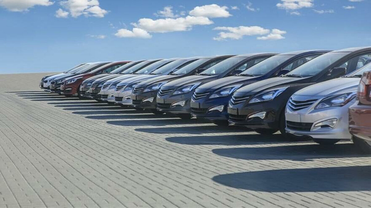 Oranlar tam olarak ne?<br><br>Yeni vergi oranları şöyle:<br>• Konvansiyonel (ICE) & Hibrit (HEV): +%25 (min. 6.000 dolar)<br>• Plug-in Hibrit (PHEV): +%30 (min. 7.000 dolar)<br>• Tam elektrikli (BEV): +%30 (min. 8.500 dolar)