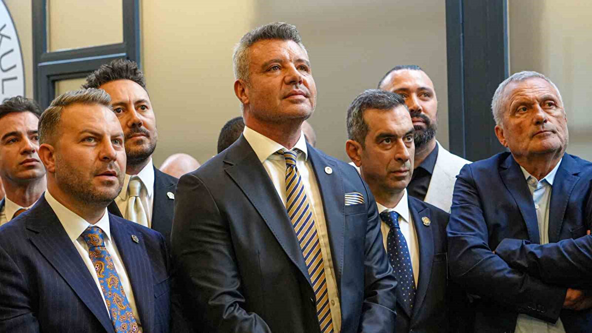 Başkan Sadettin Saran ile Görüşme Yapılacak<br>İrfan Can’ın geleceği, Fenerbahçe Başkanı Sadettin Saran ile gerçekleştireceği kritik toplantı sonrasında şekillenecek. Görüşmenin ardından kararın 1 Aralık’ta oynanacak Galatasaray derbisi sonrasında açıklanması bekleniyor.