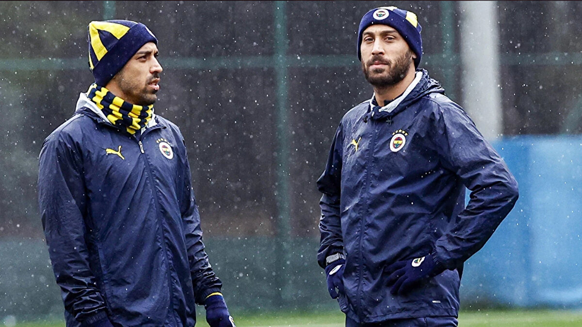 Samsunspor maçı sonrası soyunma odasında yaşanan olaylar sonrasında İrfan Can Kahveci ve Cenk Tosun yönetimin kararıyla kadro dışı bırakılmıştı. <br>