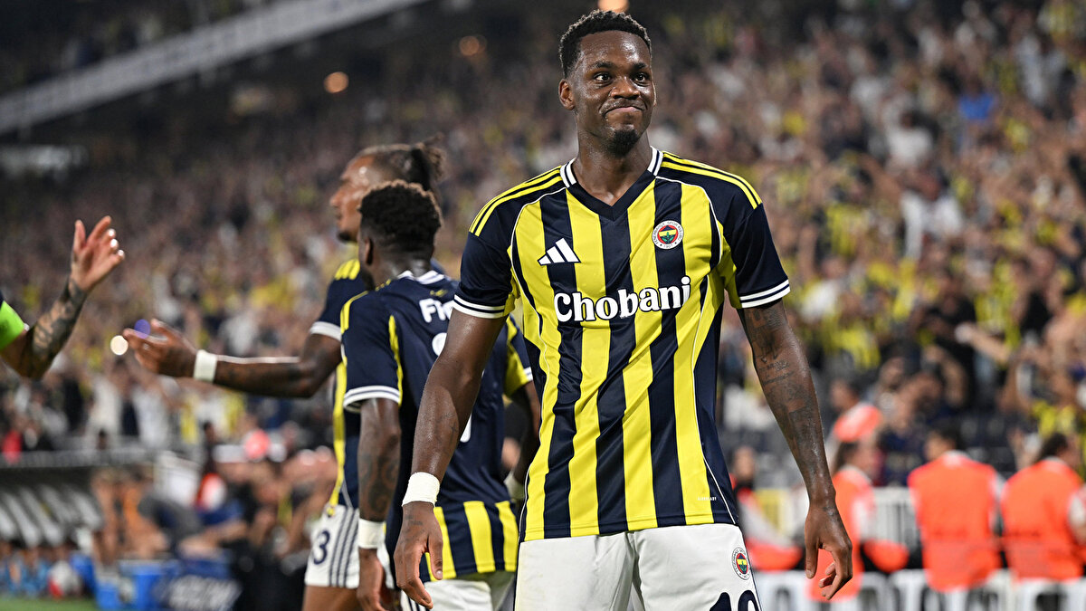 FENERBAHÇE’DE JHON DURAN İLK 11’E DÖNÜYOR<br><br>Milli Takım’a giden ve İstanbul’a dönüş yapan En-Nesyri hiç idman yapamazken, Faslı yıldızın yerine Jhon Duran’ın ilk 11 oynayacağı ortaya çıktı. <br>