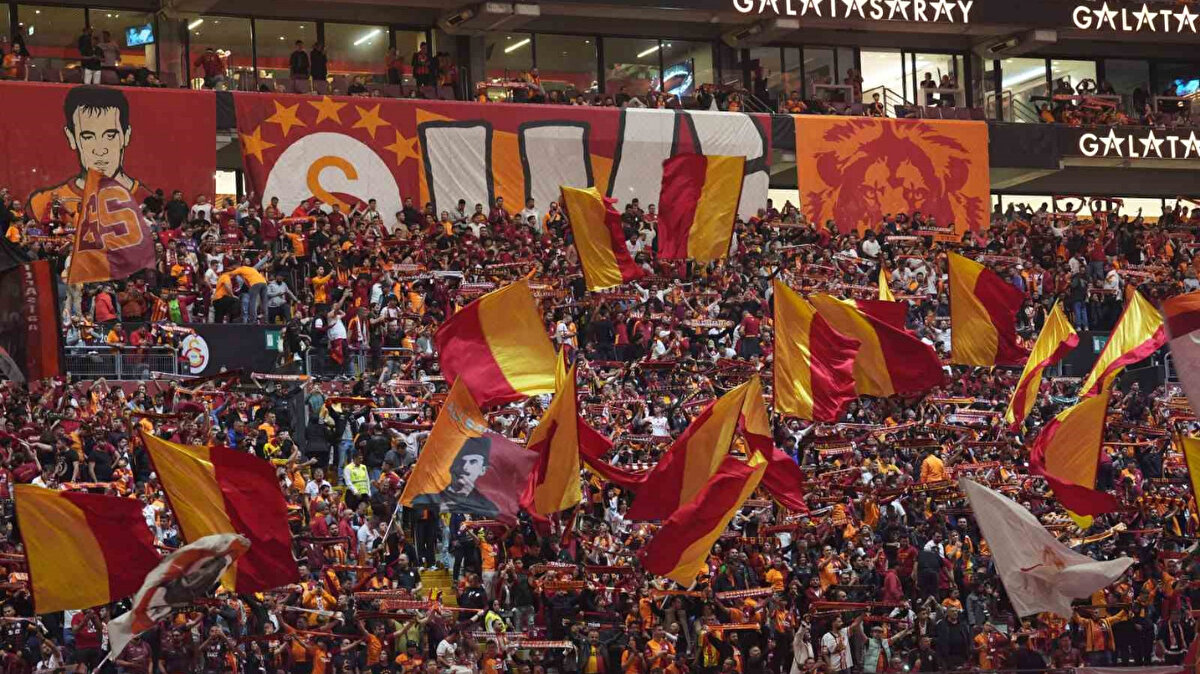 Trendyol Süper Lig’in 13. haftasında Galatasaray evinde Gençlerbirliği ile karşılaşıyor. Galatasaray Teknik Direktörü Okan Buruk milli maçlar için verilen aradan önce son oynadıkları Kocaelispor müsabakasının 11’ine göre Ankara ekibi karşısında 4 değişiklikle başladı. Buruk; Uğurcan Çakır Ismail Jakobs, Mauro Icardi ve Victor Osimhen’in yerine Günay Güvenç, Kazım Karataş, Gabril Sara ve Roland Sallai’ye görev verdi.<br>